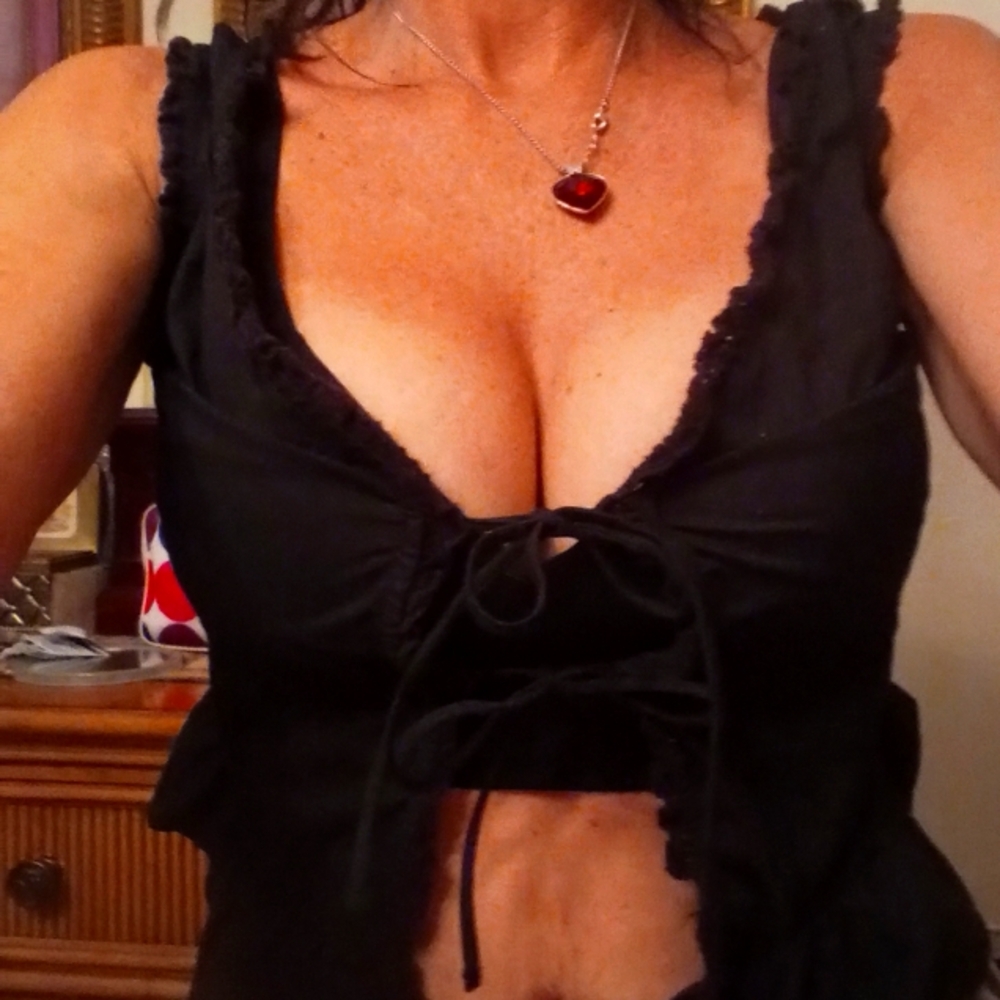 Women's s Selfie black size medium tank with two ties in the front